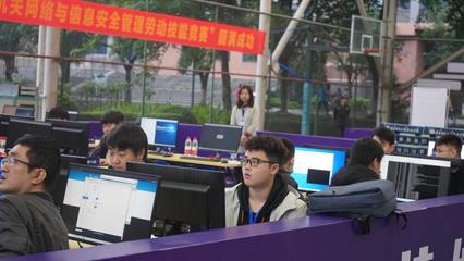 鑄牢網(wǎng)絡(luò)安全屏障，競(jìng)顯渝州工匠風(fēng)采——2020年全國(guó)網(wǎng)絡(luò)與信息安全管理職業(yè)技能大賽重慶市選拔賽在我校成功舉行